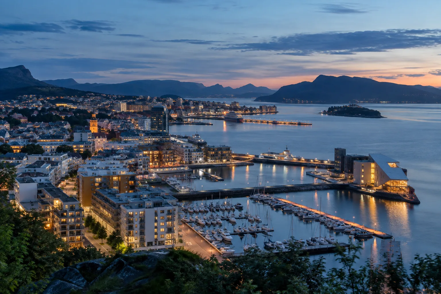 Puerto y ciudad al anochecer